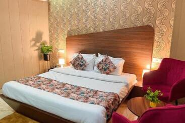 هتل The Pearl, Zirakpur A Luxury Family