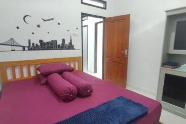 پانسیون Home Syariah Guest House Ampana
