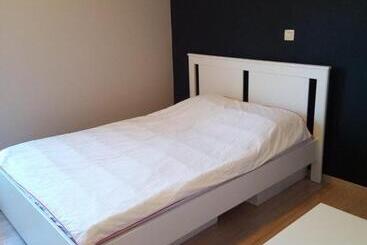 تختخواب و صبحانه Charming Room With Furnishings & Free Parking