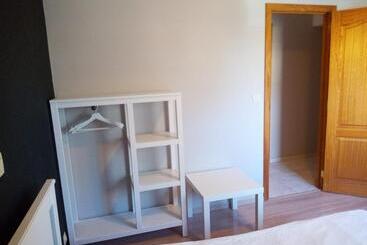 تختخواب و صبحانه Charming Room With Furnishings & Free Parking