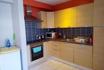 تختخواب و صبحانه Charming Room With Furnishings & Free Parking