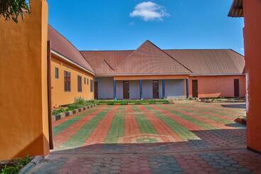 پانسیون Gwandu Lodge