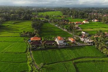 펜션 Villa Popolan And Guest House