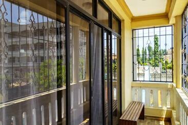 تختخواب و صبحانه Bamburi Lakeview