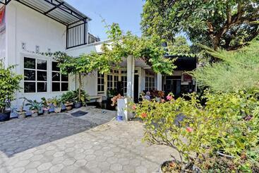 هتل Oyo Life 92937 Kost Putri Sarkara Syariah