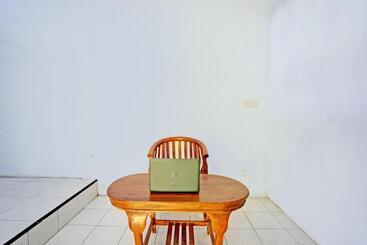 هتل Oyo Life 92937 Kost Putri Sarkara Syariah