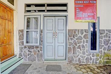 هتل Oyo Life 92937 Kost Putri Sarkara Syariah