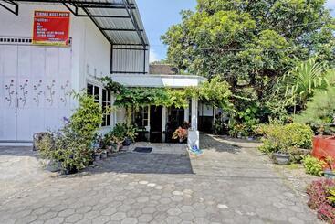 هتل Oyo Life 92937 Kost Putri Sarkara Syariah