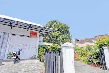 هتل Oyo Life 92937 Kost Putri Sarkara Syariah