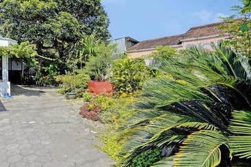 هتل Oyo Life 92937 Kost Putri Sarkara Syariah