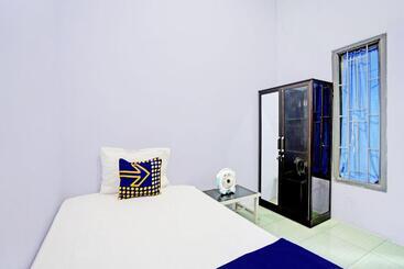 هتل Oyo Life 92937 Kost Putri Sarkara Syariah