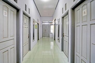هتل Oyo Life 92937 Kost Putri Sarkara Syariah