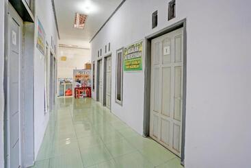 هتل Oyo Life 92937 Kost Putri Sarkara Syariah