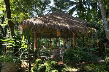 هتل Through The Looking Glass Wellness Retreat Resort