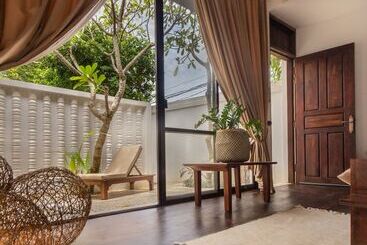 هتل Through The Looking Glass Wellness Retreat Resort