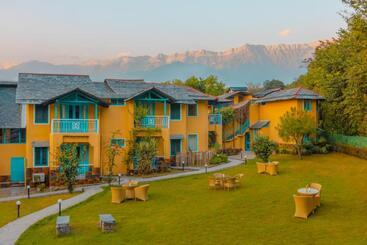 هتل Tree Of Life Birdsong Chalets , Dharamshala