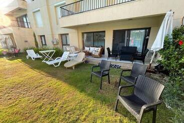 پانسیون Ground Chlat First Row Lagoon 2 Bedrooms At Blanca Marassi