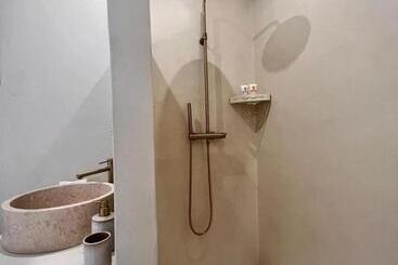 هتل Le Clos Des Délices Love Room Chambre Avec Spa, Terrasse Et Parking Privatif