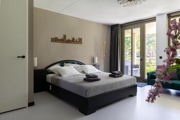 پانسیون Luxury Room With King Size Bed