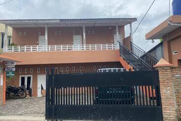 پانسیون Ron S Guest House Berastagi Backpacker Rooms