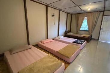 پانسیون Ron S Guest House Berastagi Backpacker Rooms
