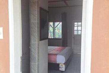 پانسیون Ron S Guest House Berastagi Backpacker Rooms