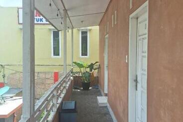 پانسیون Ron S Guest House Berastagi Backpacker Rooms