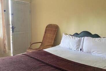 پانسیون Ron S Guest House Berastagi Backpacker Rooms