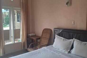 پانسیون Ron S Guest House Berastagi Backpacker Rooms