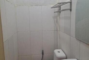 پانسیون Ron S Guest House Berastagi Backpacker Rooms