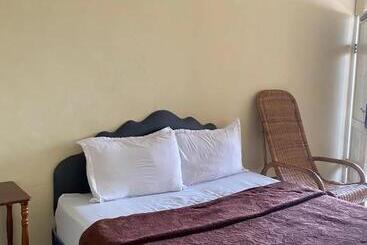 پانسیون Ron S Guest House Berastagi Backpacker Rooms