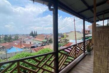 پانسیون Ron S Guest House Berastagi Backpacker Rooms