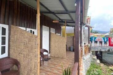پانسیون Ron S Guest House Berastagi Backpacker Rooms