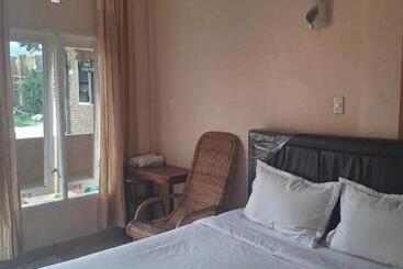 پانسیون Ron S Guest House Berastagi Backpacker Rooms