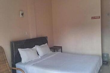 پانسیون Ron S Guest House Berastagi Backpacker Rooms