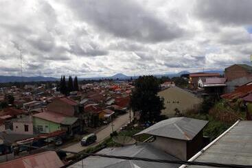 پانسیون Ron S Guest House Berastagi Backpacker Rooms