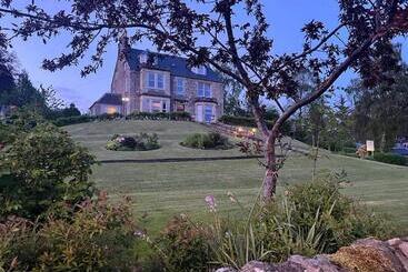 پانسیون The Poplars Guest House