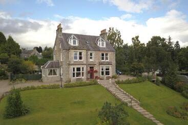 پانسیون The Poplars Guest House