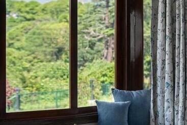 هتل Brij Anayra Dharamshala   A Himalayan Luxury Retreat