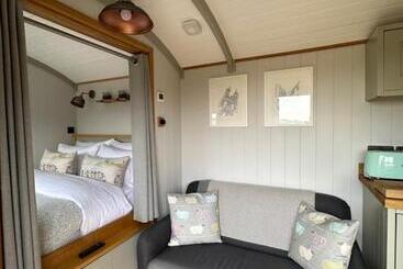 هتل Private And Peaceful Stay In A Luxury Shepherds Hut Near Truro