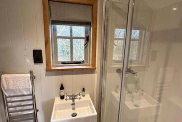 هتل Private And Peaceful Stay In A Luxury Shepherds Hut Near Truro