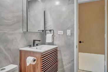 Spacious Design Studio 3 Mins From The Beach