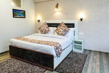 Click Sunburry Hotel Srinagar