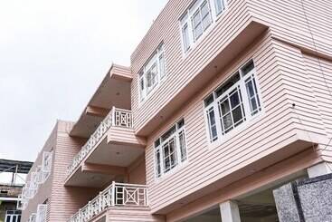 Click Sunburry Hotel Srinagar