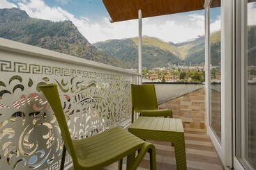 هتل Snow White Regency, Manali