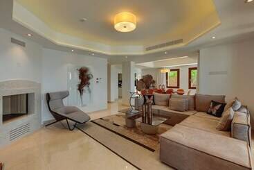 استراحتگاه Aphrodite Hills Rentals   Mythos Collection Villas