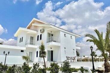 هتل Long Beach Villas