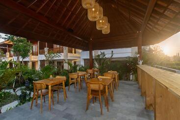 هتل Odessa Village By Pramana Villas