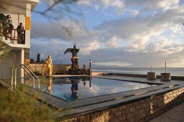 هتل Pradana Beach Inn Luxury