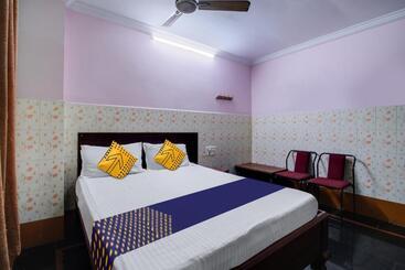 هتل O Sir Vr Sairam Lodge